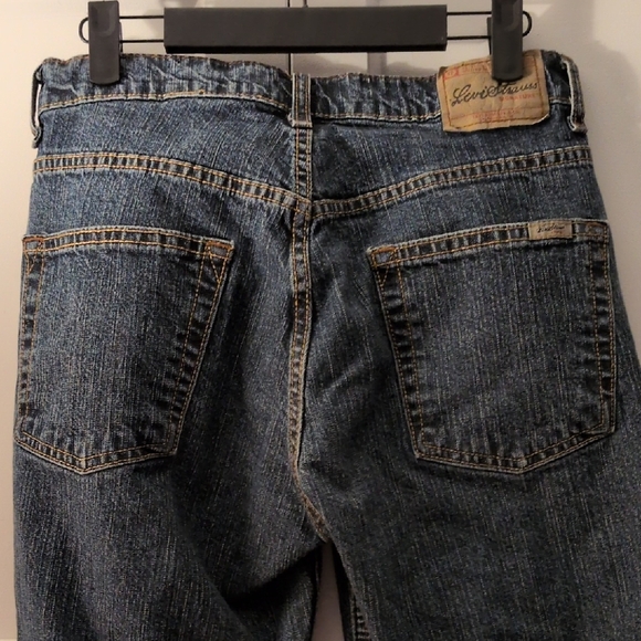 Levi's Women's Straight Fit Denim Capri Jeans - Picture 6 of 8